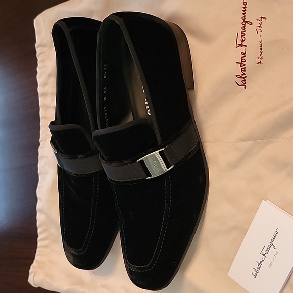 Salvatore Ferragamo Danny 2 Black Velvet Loafers size 8.5 comes in box with bag